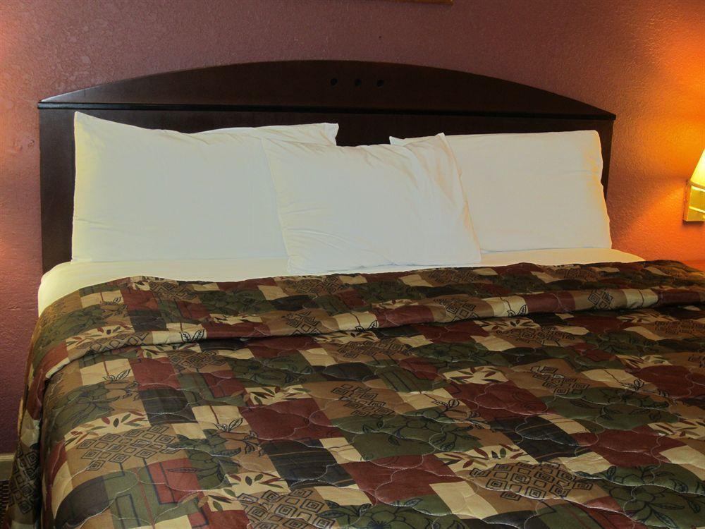 First Western Inn - Фейрмонт-Сіті Екстер'єр фото