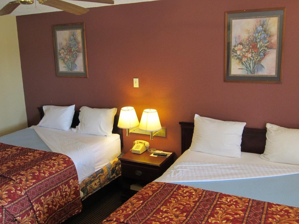 First Western Inn - Фейрмонт-Сіті Екстер'єр фото