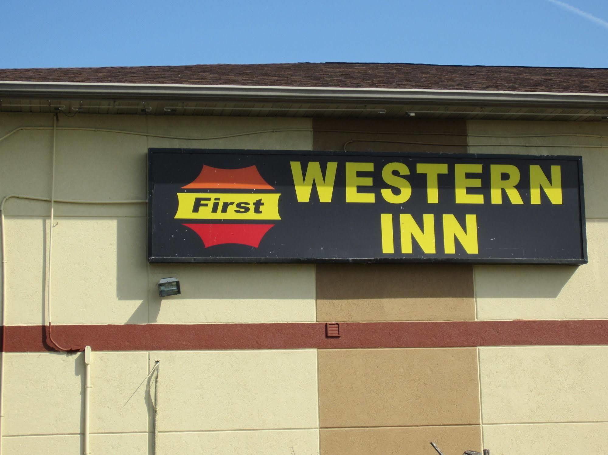 First Western Inn - Фейрмонт-Сіті Екстер'єр фото