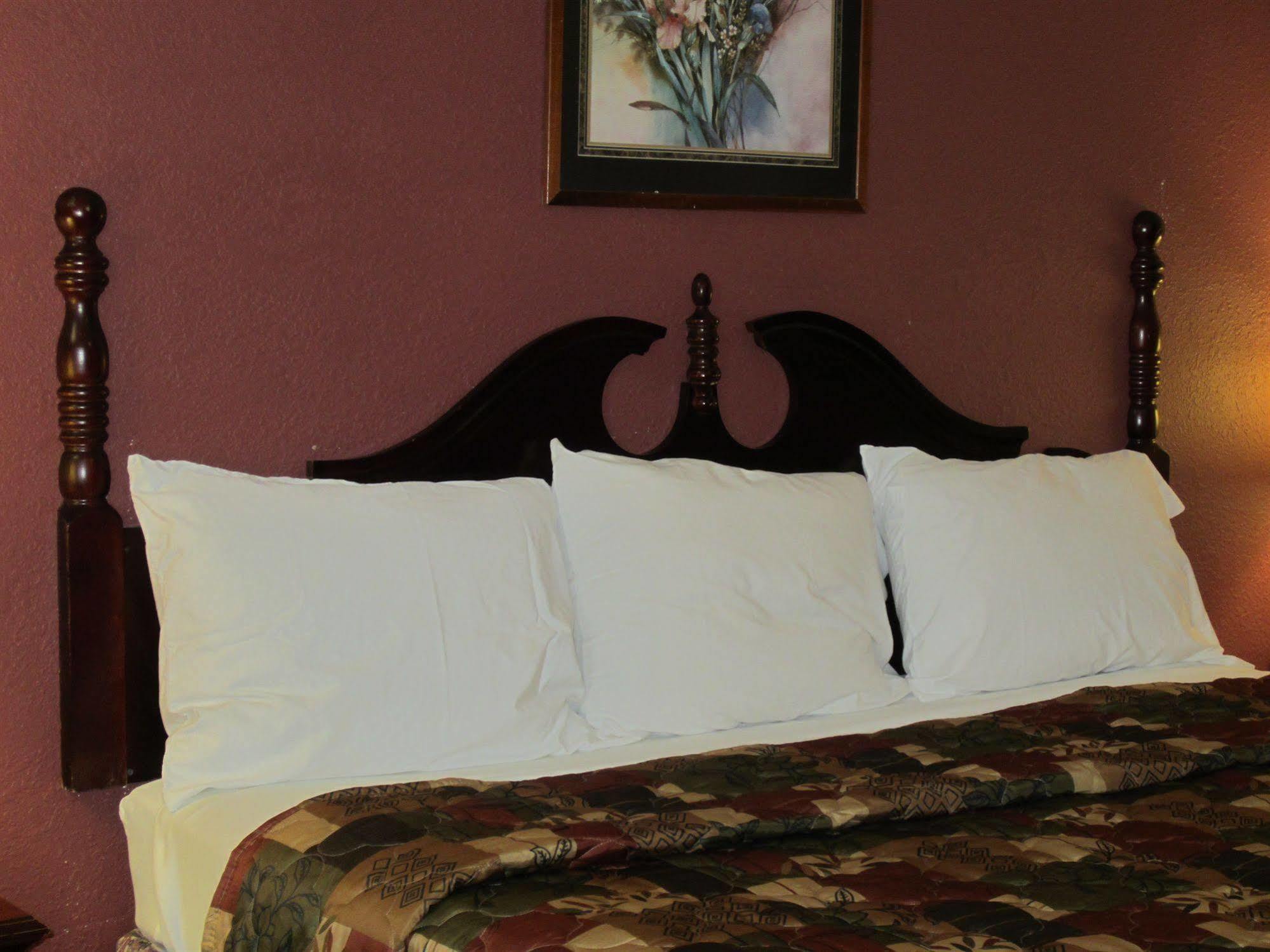 First Western Inn - Фейрмонт-Сіті Екстер'єр фото