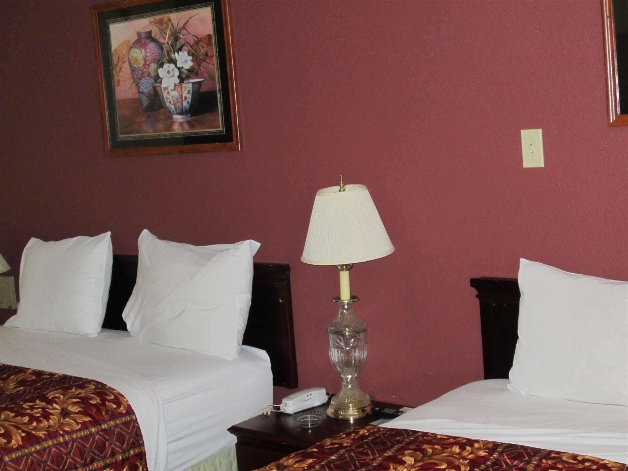 First Western Inn - Фейрмонт-Сіті Екстер'єр фото