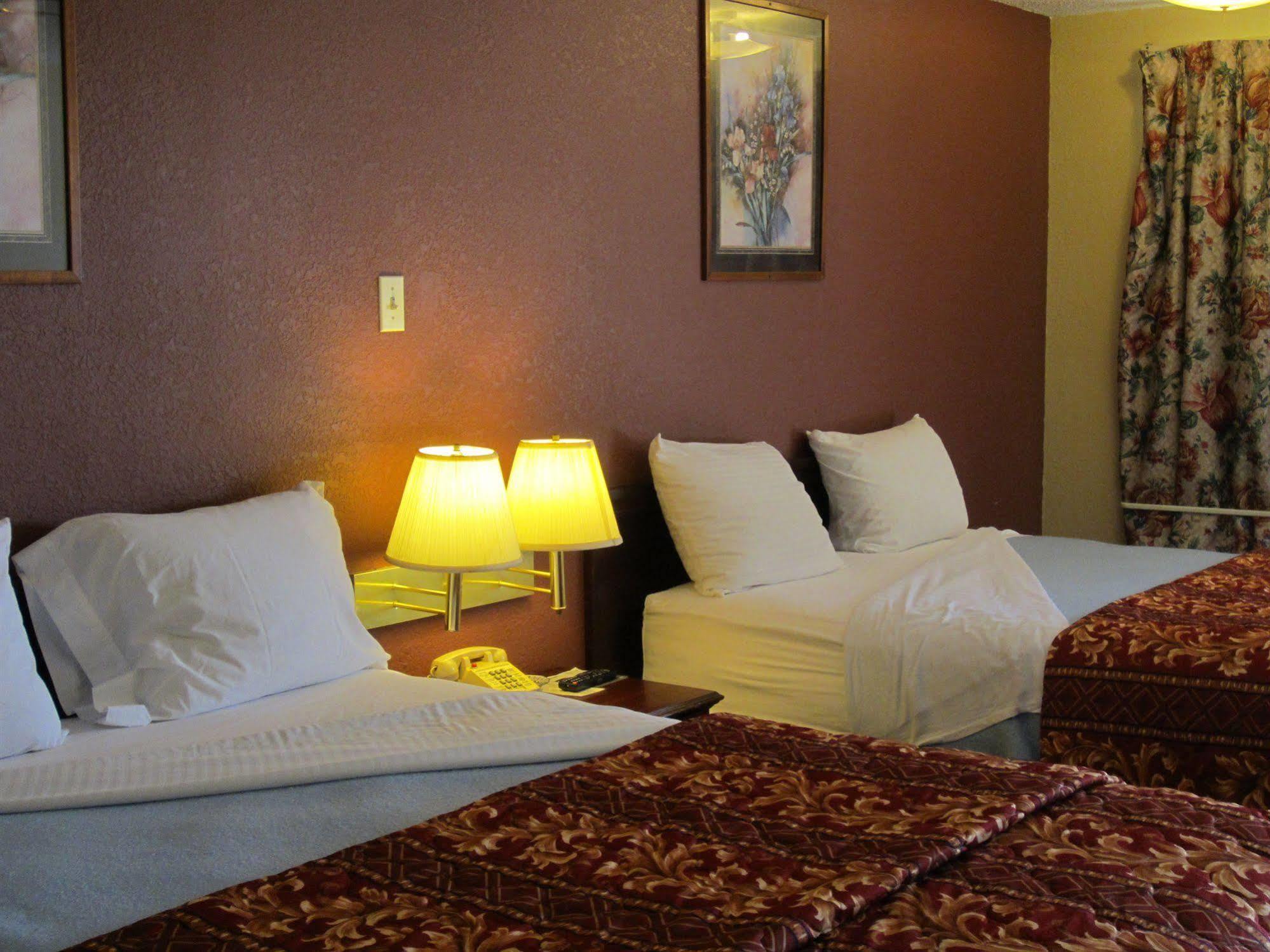 First Western Inn - Фейрмонт-Сіті Екстер'єр фото